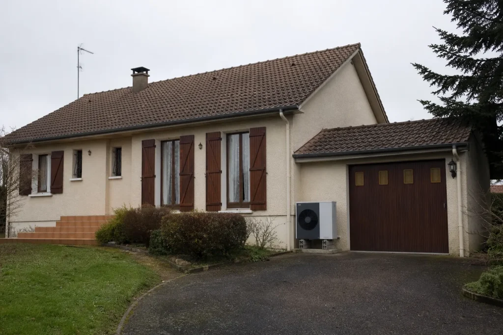 Pavillon des années 70 avec pompe à chaleur