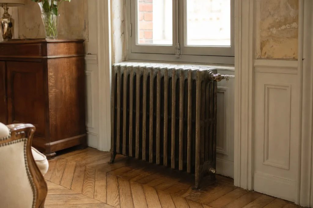 Radiateur en fonte dans une maison ancienne
