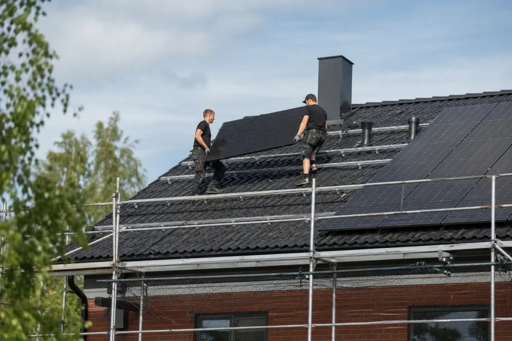 Installateurs solaires sur un toit su00e9curisu00e9