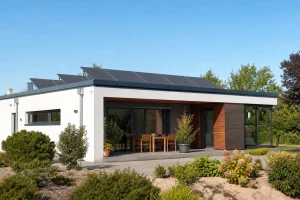 Maison moderne avec panneaux solaires sur toit plat